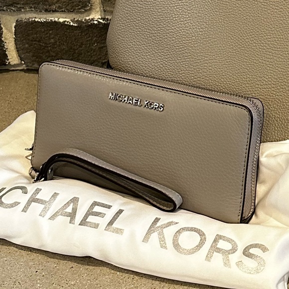 Michael Kors Jet Set Travel Continental Wristlet in Ash Grey - Picture 2 of 10